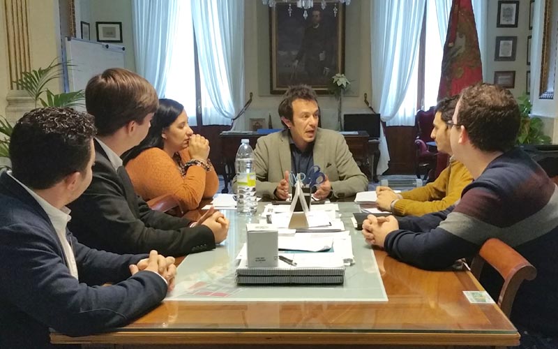 La Delegación de Alumnos de la UCA mantiene su primer encuentro con el alcalde de la capital, más de un año después