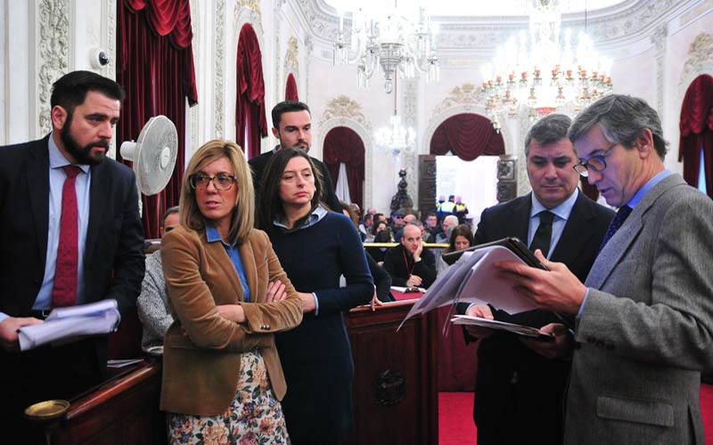 El alcalde de Cádiz acusa a PP y PSOE de ser “el perro del hortelano” que “ni gobiernan ni dejan de gobernar”, y les reta a expulsarle