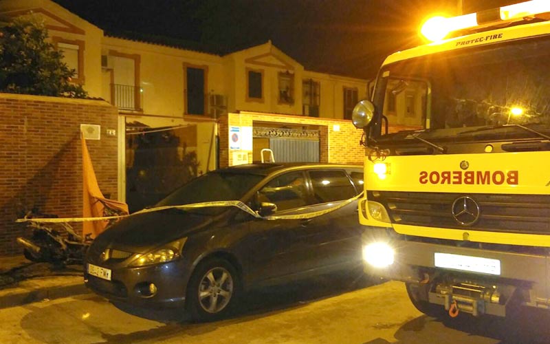 Jerez se despierta conmocionada por el incendio en una casa de la barriada La Marquesa que se ha cobrado la vida de tres personas