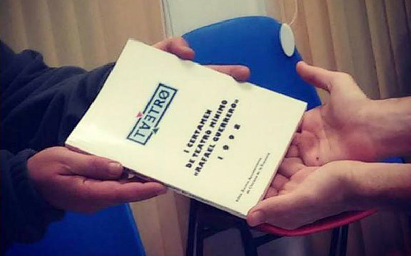 Taetro busca padrinos para la biblioteca de barrio que está creando en su sede, en el Centro Cívico El Cerrillo