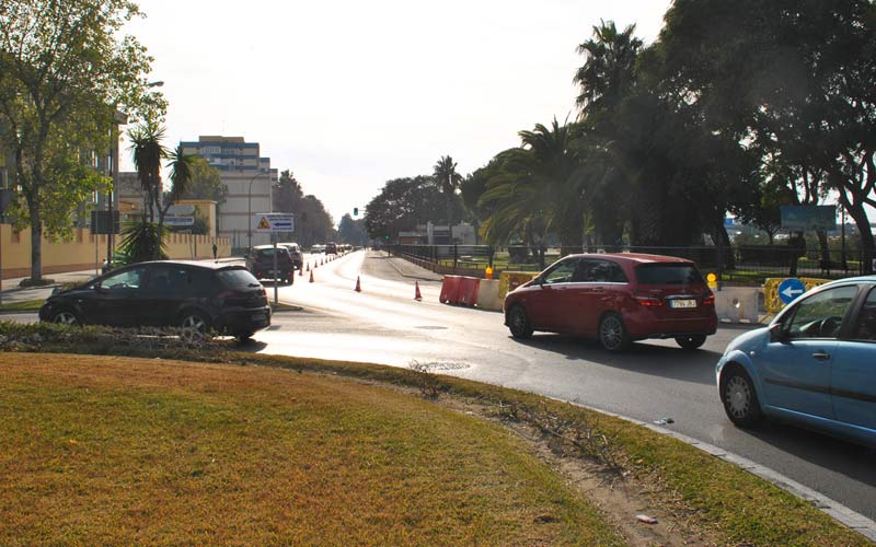 Los primeros atascos aconsejan abrir al tráfico dos carriles en Pery Junquera durante la ampliación del primer tramo de avenida