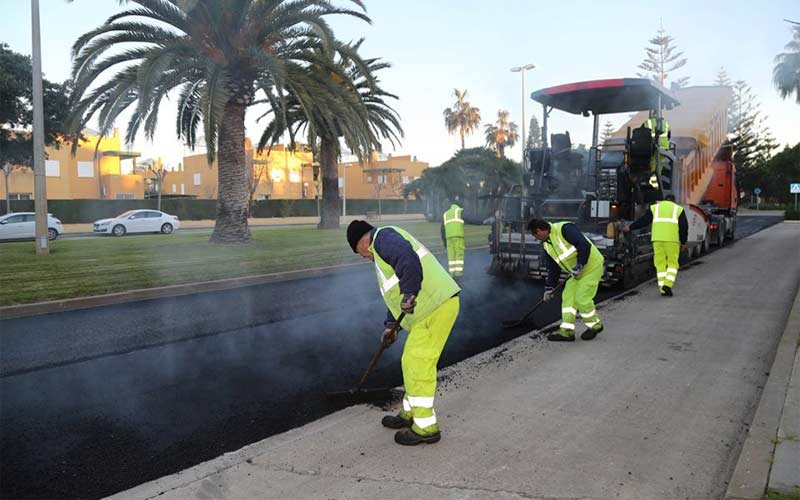 Rota destina 150.000 euros del plan Invierte de la Diputación a reasfaltar calles en Costa Ballena y en el centro