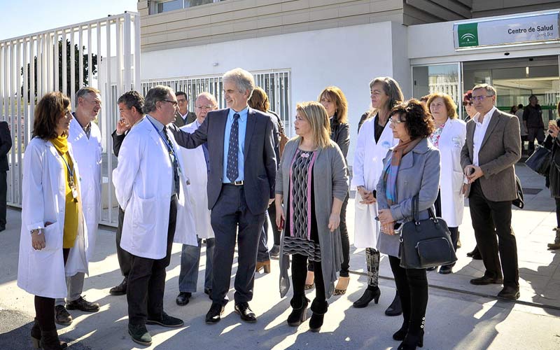 El consejero inaugura el centro de salud de Jerez Sur, abierto desde diciembre, un día después de la protesta contra los recortes