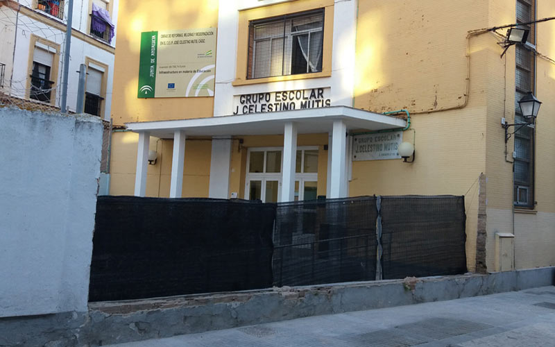 El Ayuntamiento actúa de urgencia ante el riesgo de derrumbe del muro del Celestino Mutis mientras la Junta se lava las manos