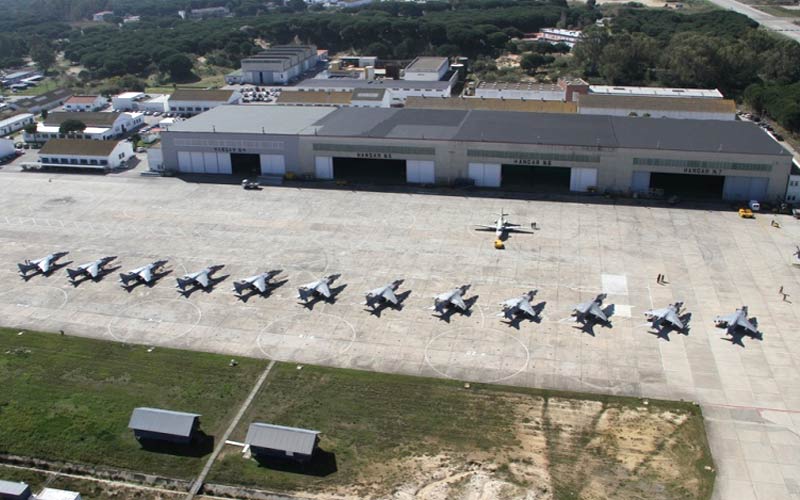 La concesionaria del aeropuerto de la Base de Rota echa a doce españoles y por el mismo coste contrata a tres norteamericanos