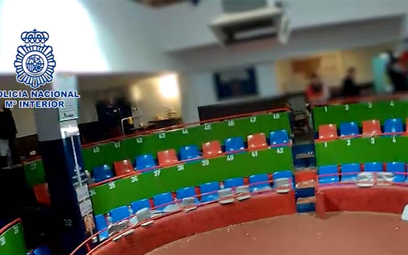 Una actuación conjunta de la Policía Nacional y la autonómica descubre un reñidero de peleas de gallos en un bar de El Puerto