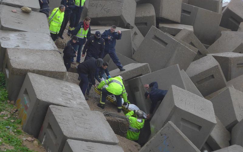 Hallado un cadáver en avanzado estado de descomposición entre los bloques de la muralla junto a la playa de Santa María del Mar