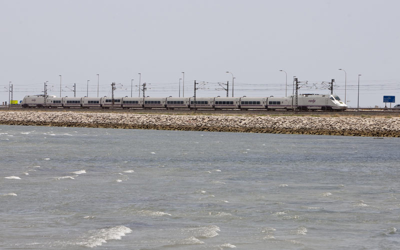 Los trenes entre la Bahía de Cádiz y Madrid superan por primera vez los 700.000 viajeros anuales; el avión sigue perdiendo interés