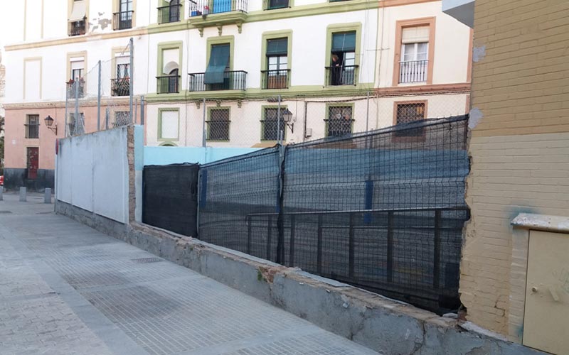 Junta y Ayuntamiento se ponen de acuerdo “en pos de la seguridad de los alumnos” del colegio Celestino Mutis