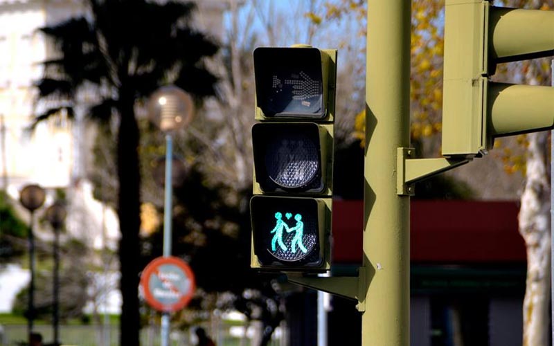 La Isla ya cuenta con semáforos igualitarios para contribuir a normalizar la diversidad sexual; ultracatólicos saltan alarmados