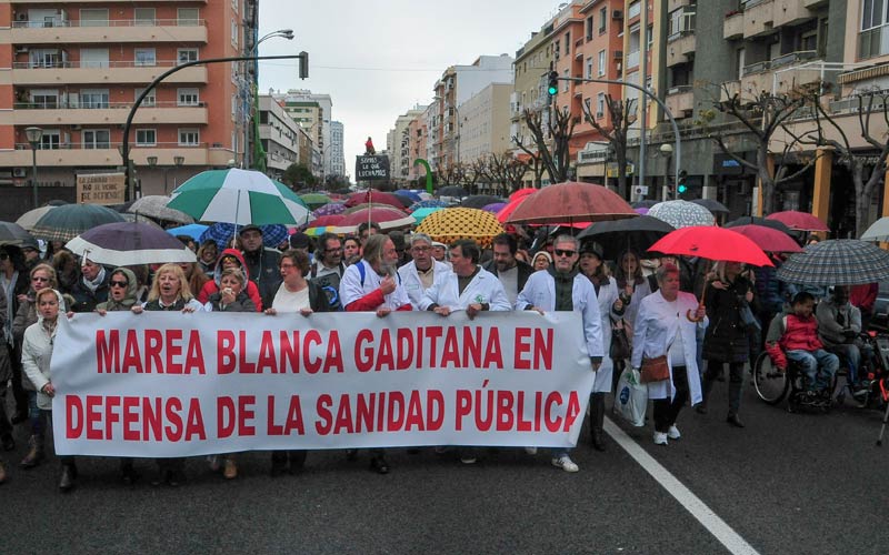 La Marea Blanca ‘inunda’ Cádiz y Salud se abre al diálogo