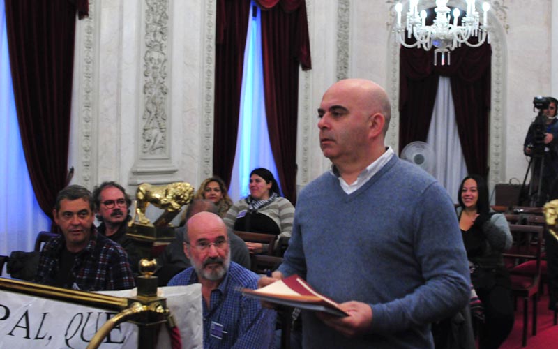 El PSOE reclama a Navarro “más trabajo y menos quejas”; el PP le acusa de “no tener ni idea de nada”; y Ciudadanos pide “diálogo”