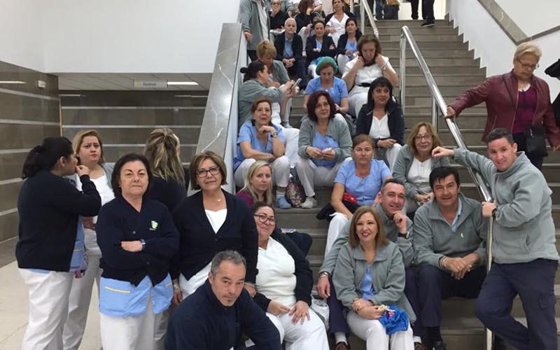 Los trabajadores de limpieza del Hospital de Puerto Real presionan con concentraciones por la falta de personal y material básico