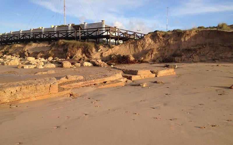 Costas quiere aportar arena antes del verano a la playa de Costa Ballena, muy afectada por los temporales de invierno