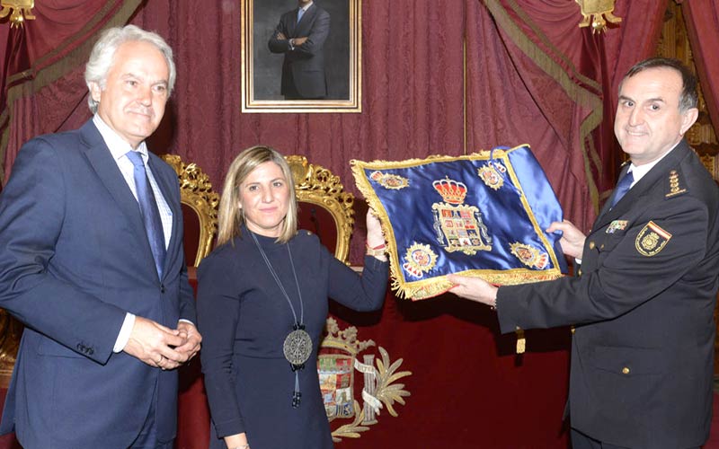 Guión honorífico de la Diputación gaditana para la Policía Nacional