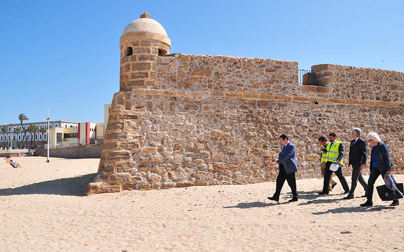 Tras las obras en el paseo Fernando Quiñones y el baluarte del Orejón se prevén “en breve” más actuaciones en las murallas