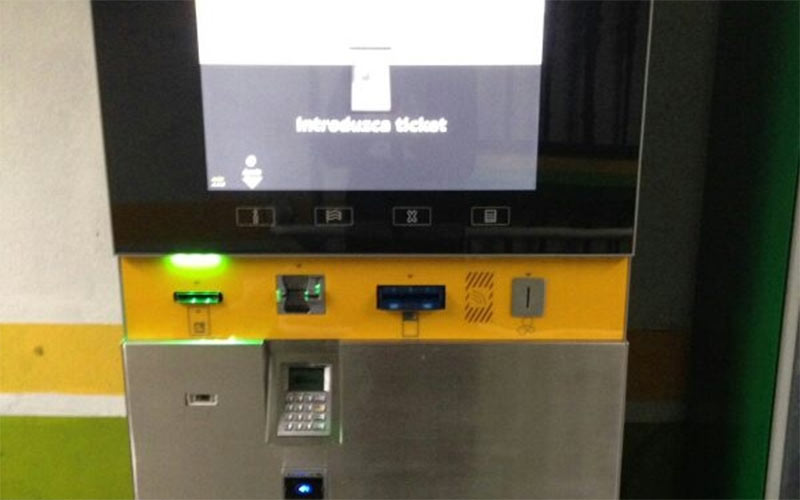 Preocupación entre la plantilla por las nuevas máquinas de los aparcamientos de Emasa que hacen prescindible al personal
