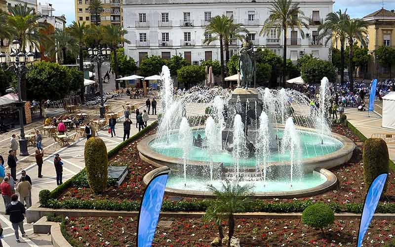 La fuente de la plaza del Arenal ‘revive’