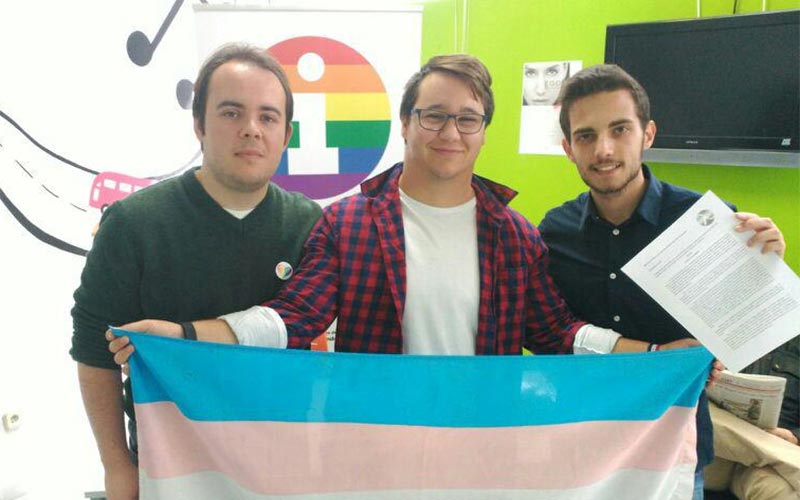 Lambda alerta de que desde que se habla del “autobús del odio” se están sucediendo en La Isla casos de transfobia contra menores