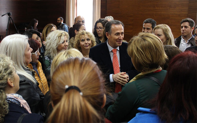 El rescate en Chiclana de los servicios de limpieza de colegios públicos y edificios municipales, y de ayuda a domicilio, en abril