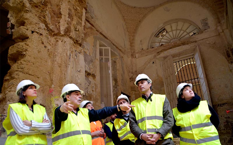 Los políticos supervisan la obra del Ayuntamiento tras su primer año de cara a dar el visto bueno a un sobrecoste de 500.000 euros