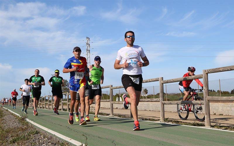 Luis Manuel Quintero también se impone en la Media Maratón Costa de la Luz; Virginia Carrasco repite victoria entre las chicas