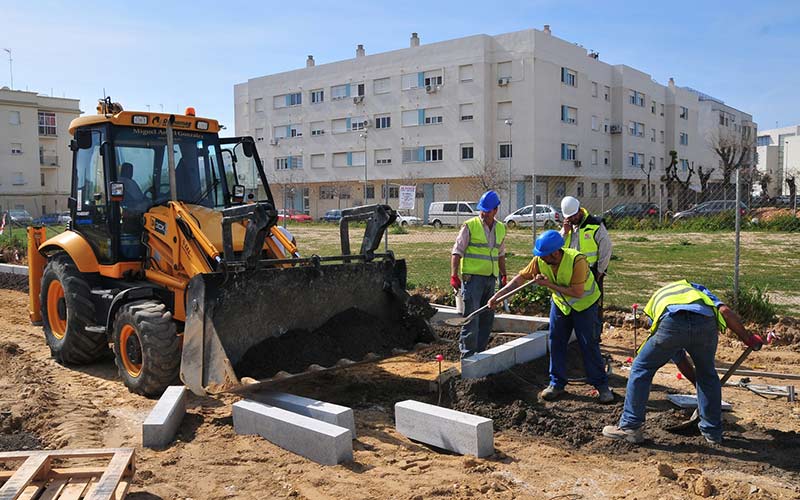 1.816 gaditanos, el 95% hombres, dejan en marzo la ‘cola’ del paro que baja hasta las 168.556 personas, el 60% sin prestación