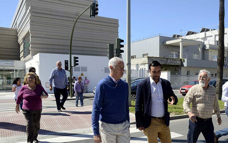 Activado el cruce semafórico de acceso al centro de salud de la transitada y peligrosa avenida Puertas del Sur