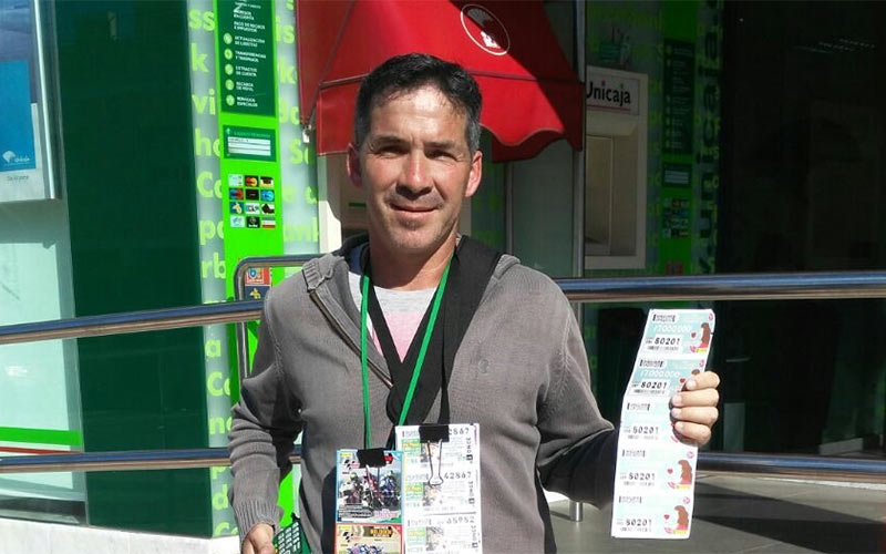 Reparte 350.000 euros en Rota en su primera semana como vendedor de la ONCE