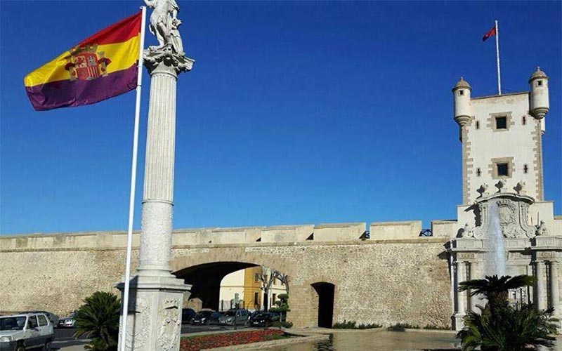 Cádiz por la República anima al Ayuntamiento a mantener la tricolor, “totalmente legal”, y acusa a Sanz de “desinformado”