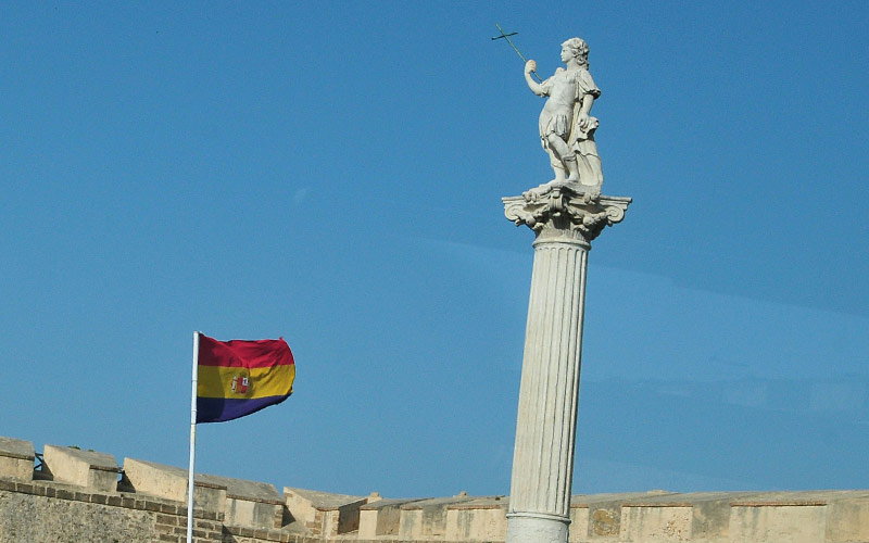 La Justicia ordena retirar la tricolor; el PP, que logra “reprimir el derecho a la memoria”, insta al Ayuntamiento a “pedir perdón”