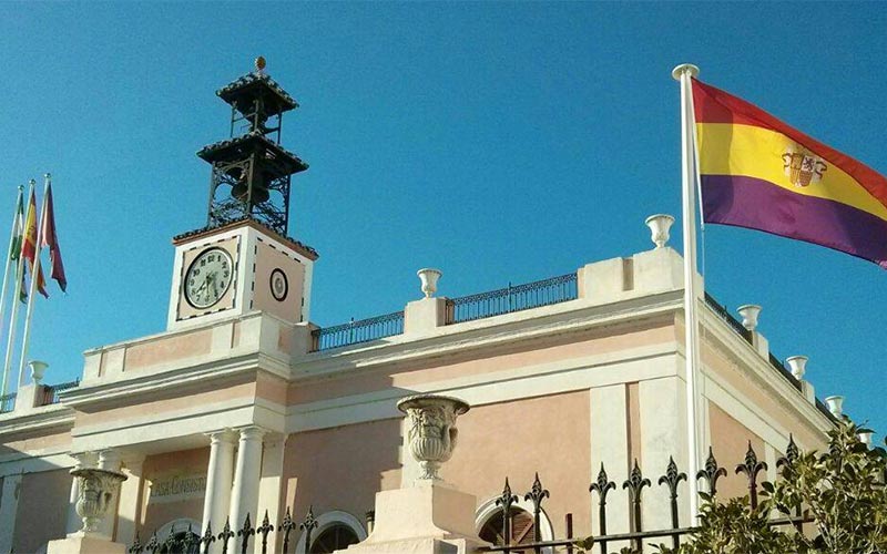 La Subdelegación continúa a la ‘caza’ de banderas republicanas: ahora llama a la “legalidad” al Ayuntamiento de Puerto Real