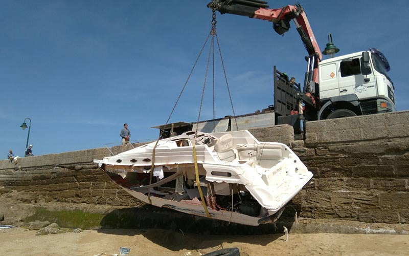 El Ayuntamiento retira el yate encallado en La Caleta ante el riesgo de vertidos aun dudando de que sea su competencia