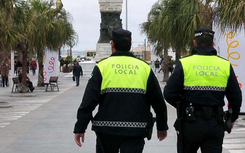 La actuación de agentes de la Policía Local salva al trabajador de un bar de la calle Columela “que se moría”