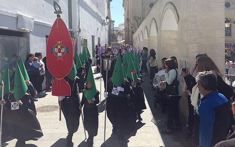 Censuran las procesiones infantiles de colegios públicos: “utilizar a niños sin espíritu crítico es un abuso a su libertad de conciencia”