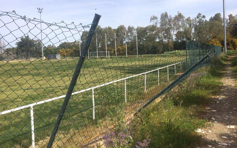 El PP alerta del estado de los campos de fútbol de Costa Ballena y el alcalde replica que ahora su mantenimiento será más exigente
