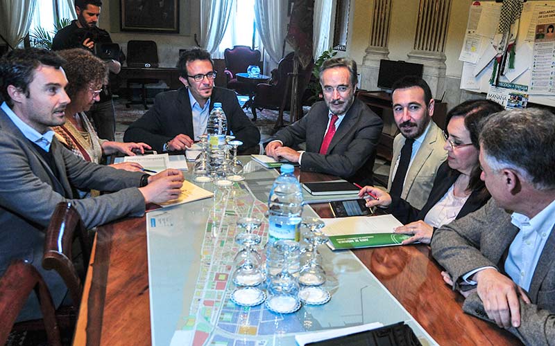 El consejero promete 21 millones de inversiones en materia de vivienda en Cádiz, en rehabilitación y nueva construcción