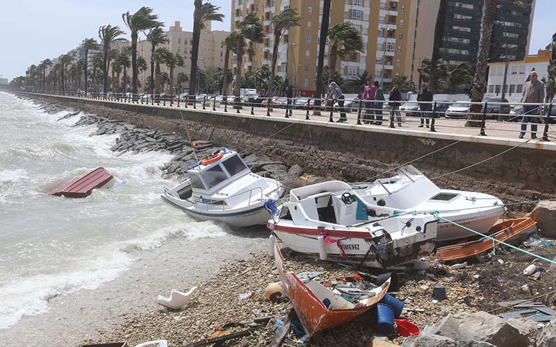 El fuerte levante pone en alerta a Cádiz; desde el miércoles se han registrado más de 480 incidencias y seis personas heridas