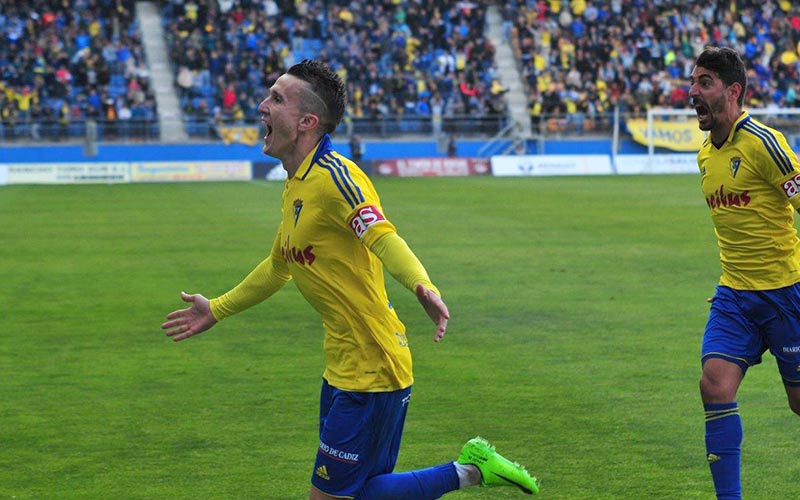 El Cádiz ‘sopla’ con ganas ante un Levante moderado