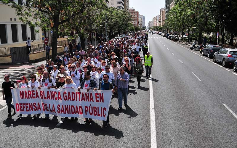 Gaditanos defienden otra vez en la calle la sanidad pública: “toman decisiones para que parezca que algo cambia, pero nada cambia”