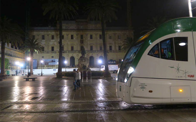 Hosteleros, comerciantes, taxistas, federación vecinal y cofradías muestran su  “satisfacción” con la ordenanza de la calle Real