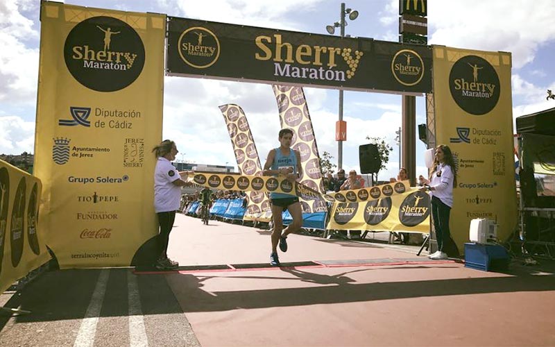 Cristóbal Ortigosa en chicos y Marta Díaz en chicas se imponen en la primera Sherry Maratón: 42 kilómetros entre las viñas jerezanas
