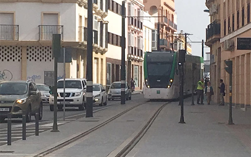 El tranvía avanza en sus pruebas con “normalidad”, pero alerta a conductores de que las señales en los cruces están para cumplirse