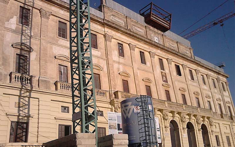 Alrededor de la mitad de trabajadores hoy día contratados en la obra de rehabilitación del Ayuntamiento son isleños
