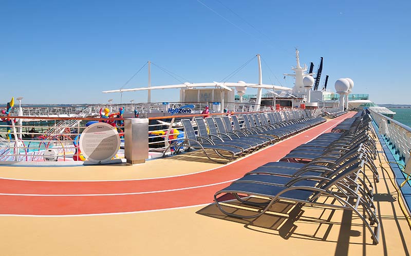 El Freedom of the Seas ‘saluda’ a Cádiz antes de iniciar su temporada de cruceros por el Mediterráneo
