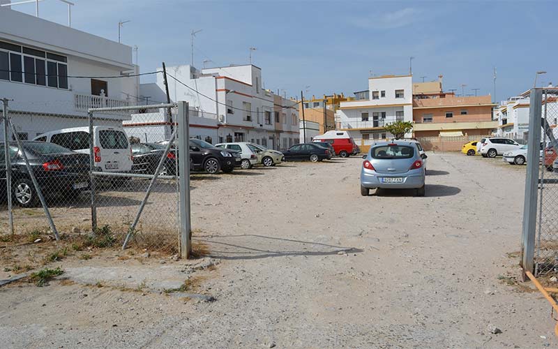 Ciudadanos se interesa por el presente y el futuro del solar de los ‘de los maestros’, en la barriada de El Molino