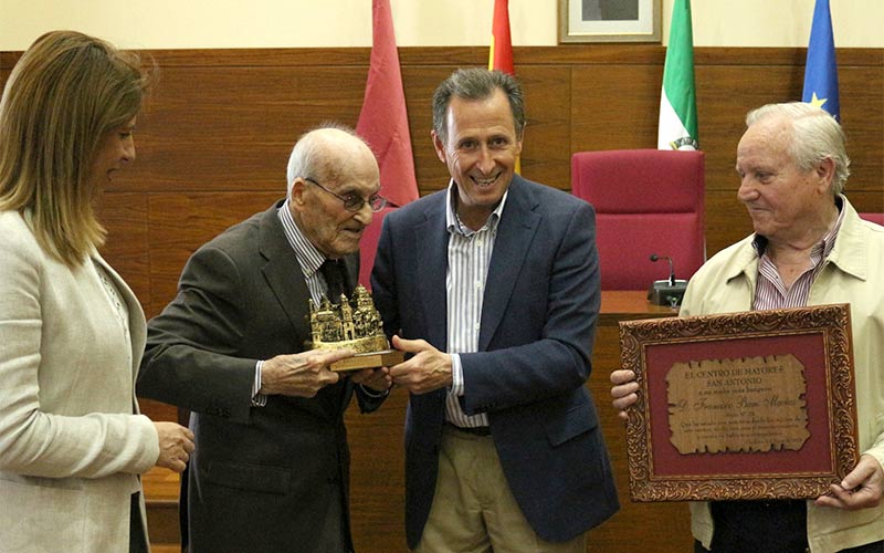 “Paco Baro (con 104 años) es el mejor ejemplo de que en Chiclana se vive bien y se come bien”