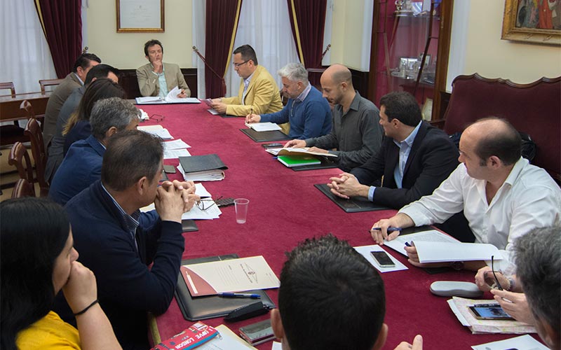 La oposición sigue dudando sobre el proceso de municipalización de los servicios de playas, y los trámites se aplazan unos días
