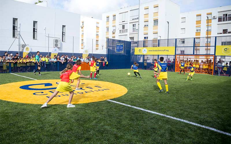 La pista del barrio de Malacara, reinaugurada como ‘Cruyff Court’, que promueve el deporte como vía de inclusión y cohesión social