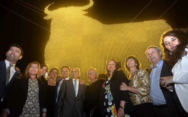 La Feria portuense seguirá con el toro de portada pero deja de ser gratuita la instalación: Osborne además de publicidad, cobrará